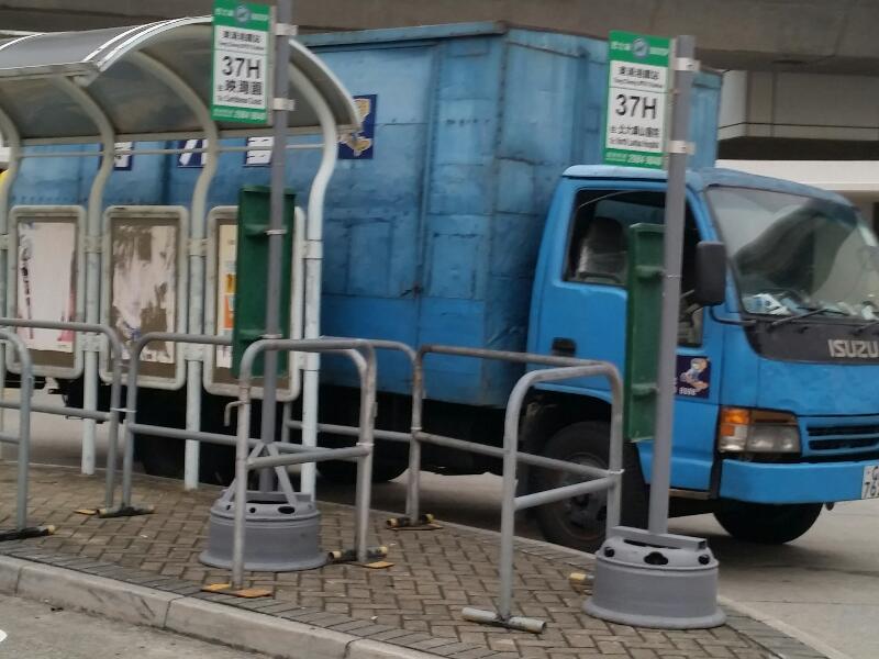 東涌站巴士站位於D出口停車坑
