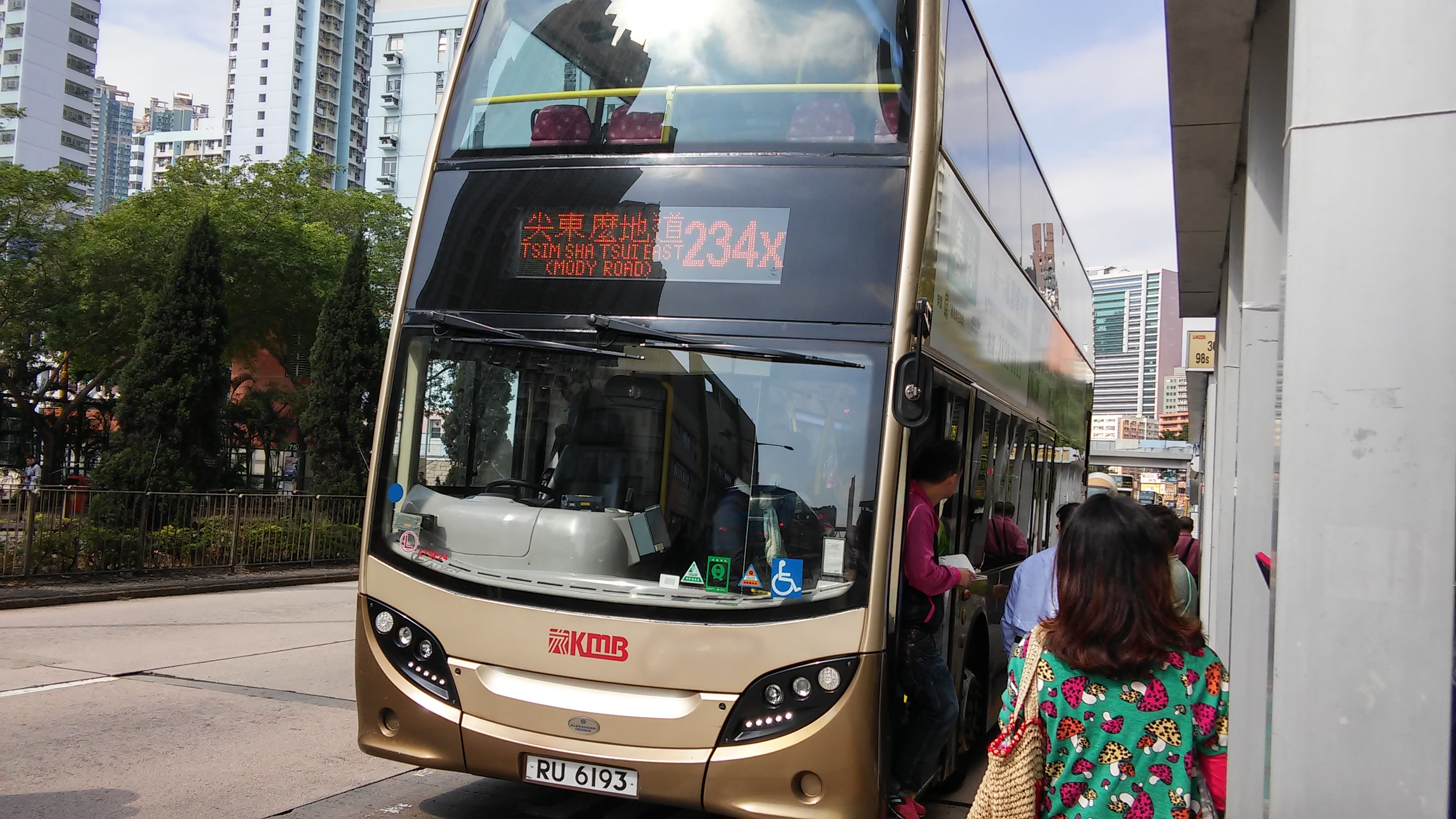 RU6193於元洲邨壞車.jpg