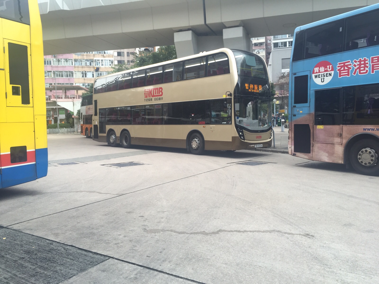 收到指示行102，倒車開入站頭載客 