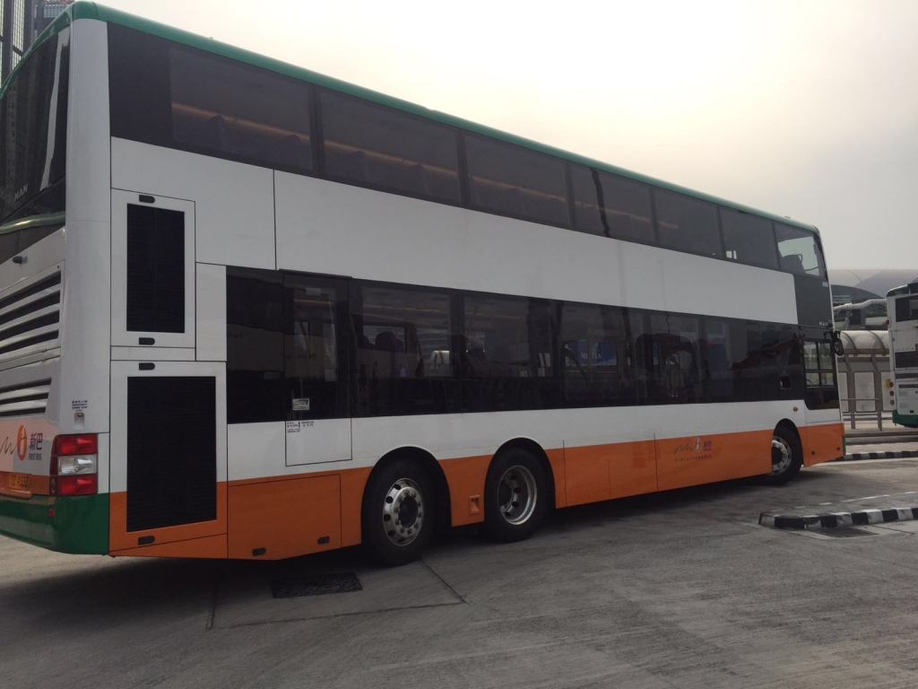 駛入車坑，尾軸輔助轉向 