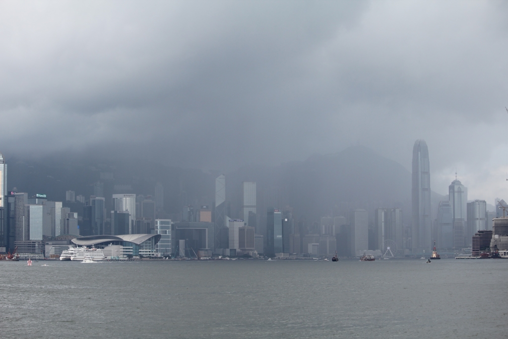 對岸落緊雨