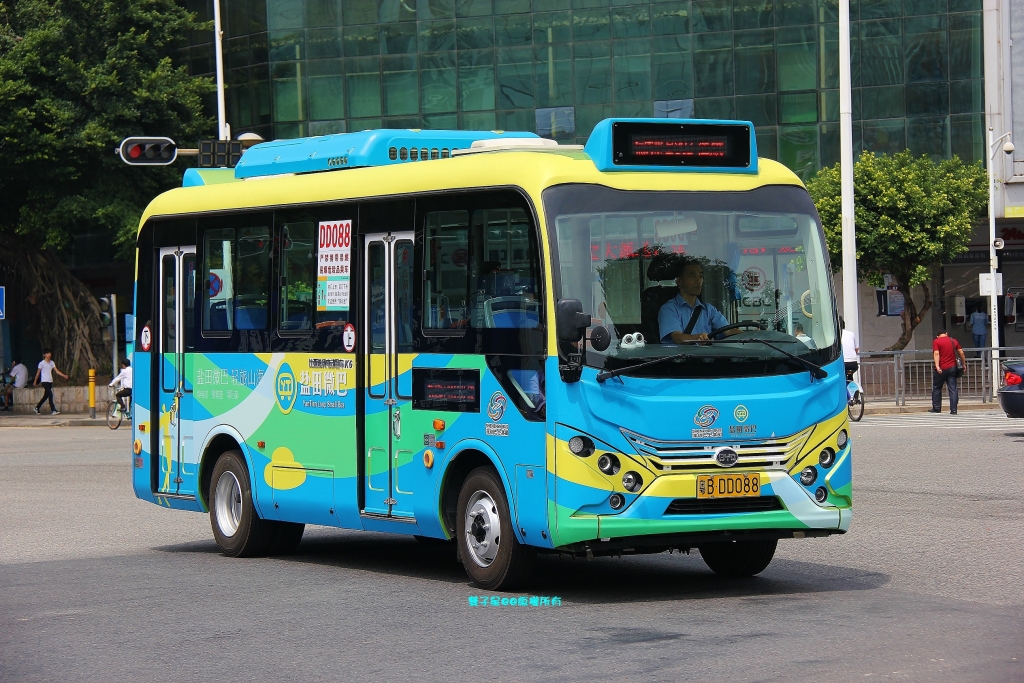 鹽田微巴採用比亞迪K6營運,車身携帶著 '鹽田微巴 輕旅山海 '的口號