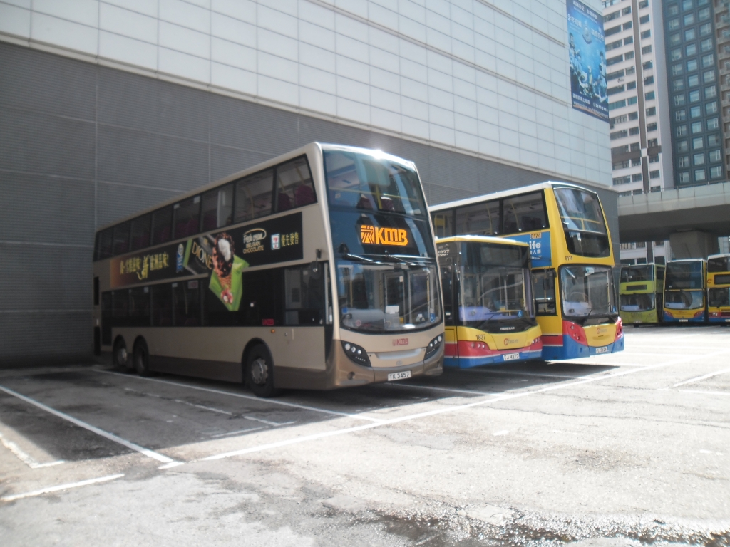 九巴停泊在城巴新巴停車場.JPG