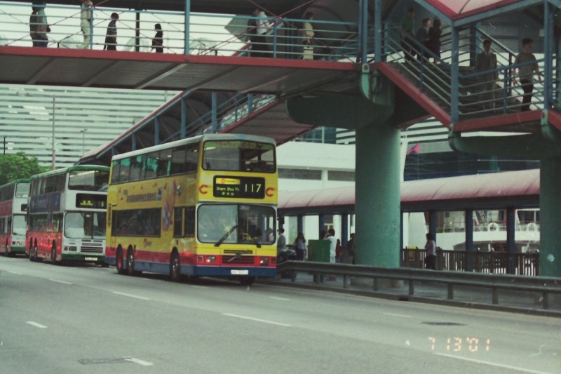 c_girlbus_1_1.jpg