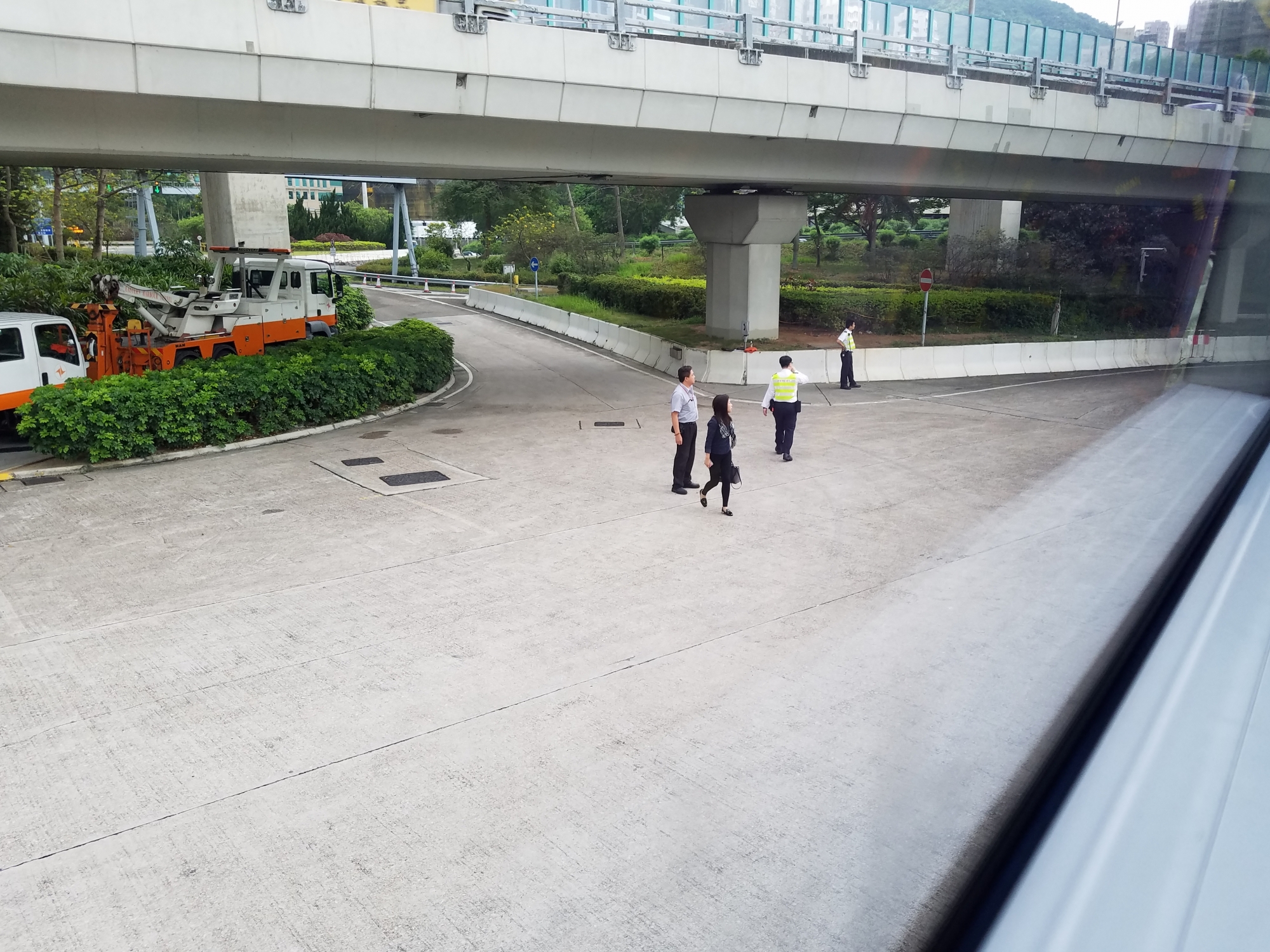 隧道條例規定，唔可以離開車廂 