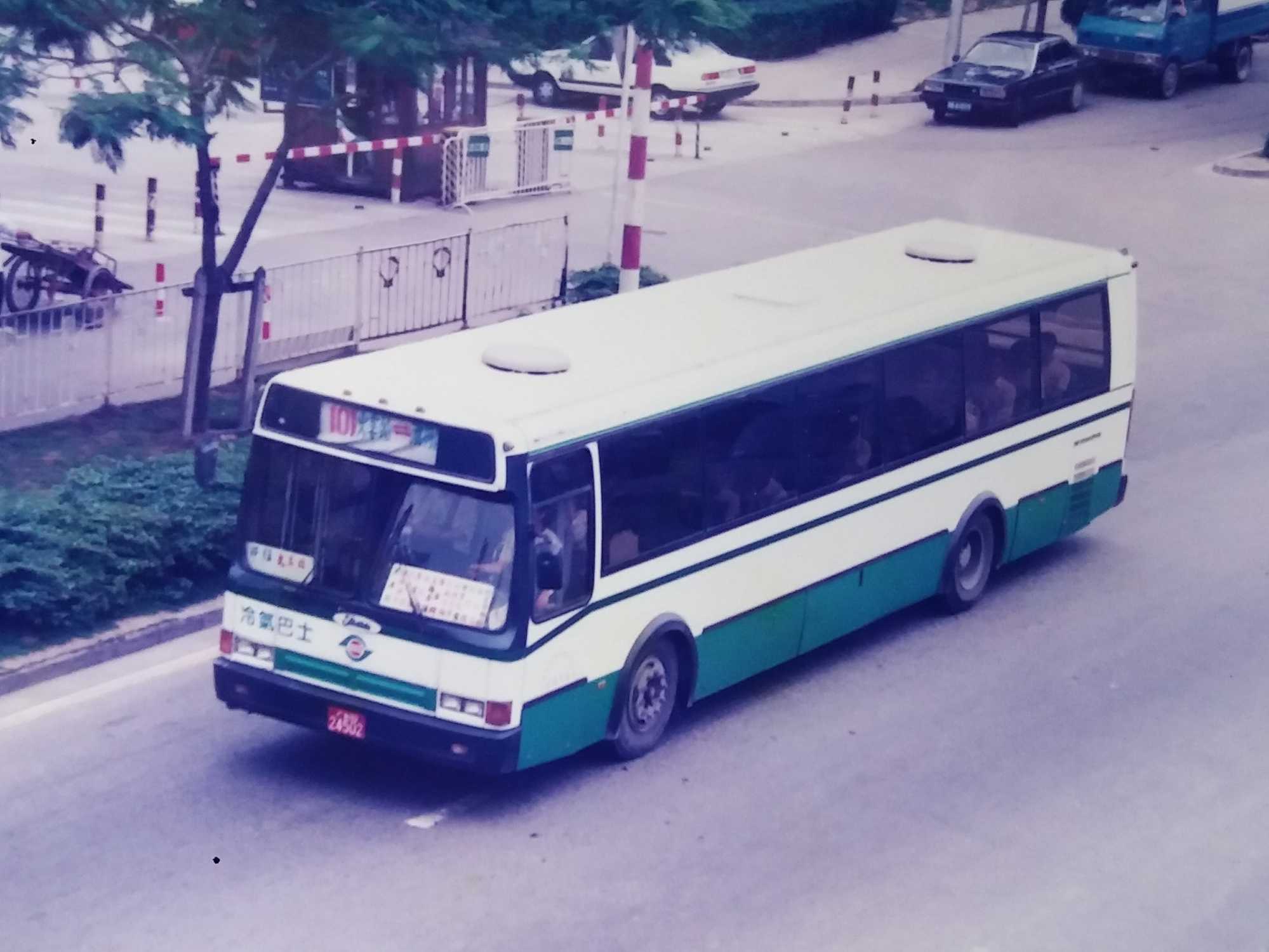 加送: 當年的全空調"深展冷巴", 擋風玻璃設計有點似英國 Leyland Lynx