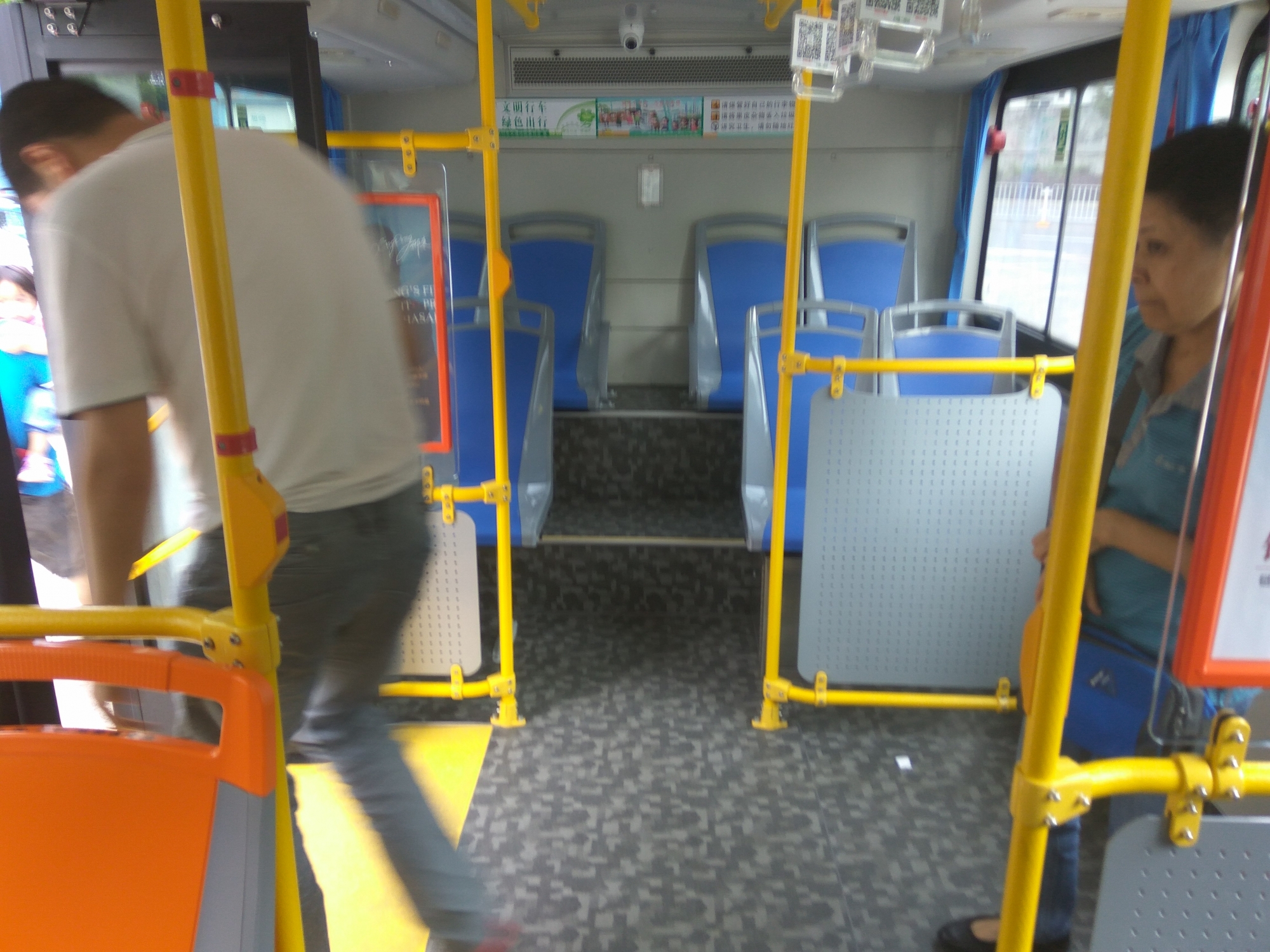 深圳专营公交已全面纯电动化，各式各样的纯电动公交车成街头一景