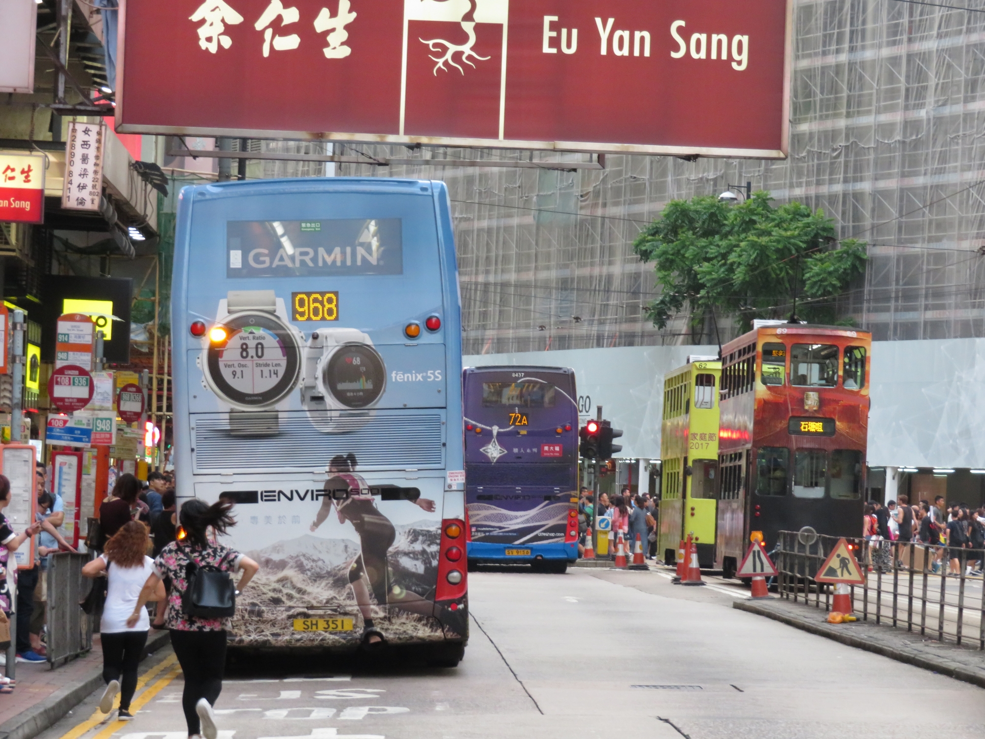 趕車女乘客嘅步姿同廣告上嘅圖案可謂互相暉映