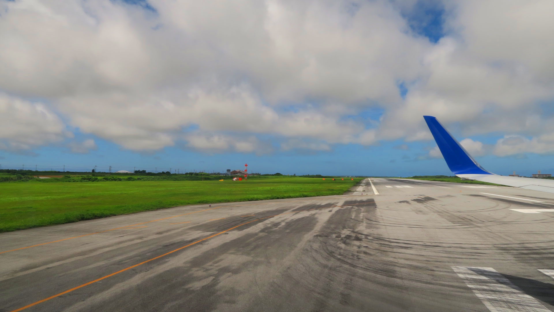 跑道只有一條，飛機去到跑道盡頭要原地U Turn起飛