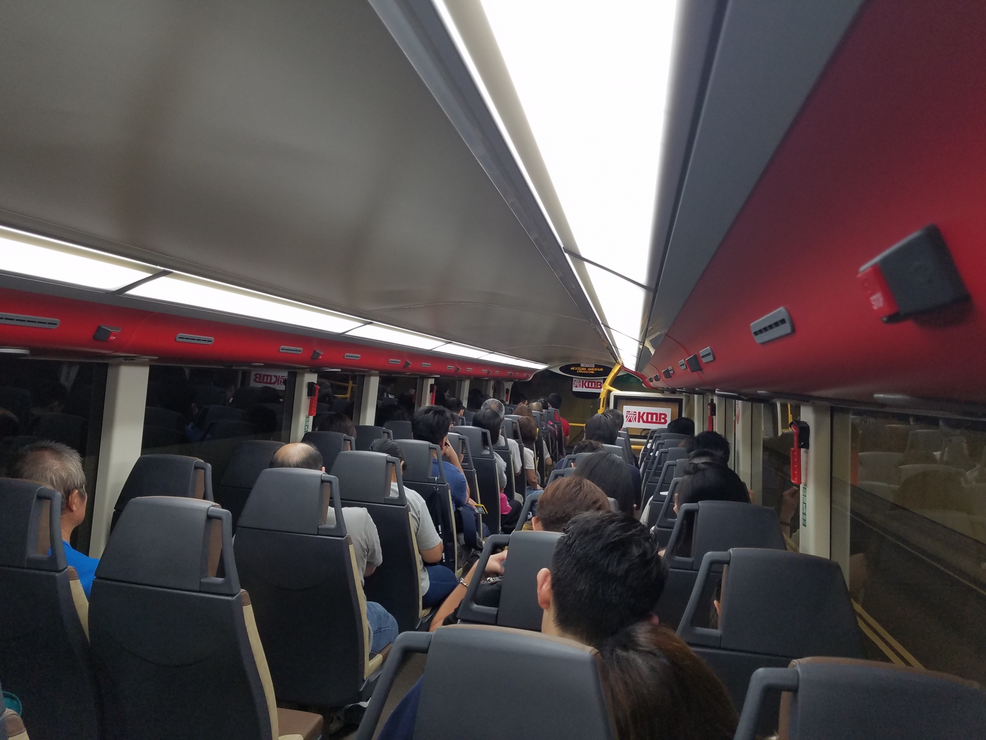 入西隧時上座率高; 冷氣夠, 行車暢順 