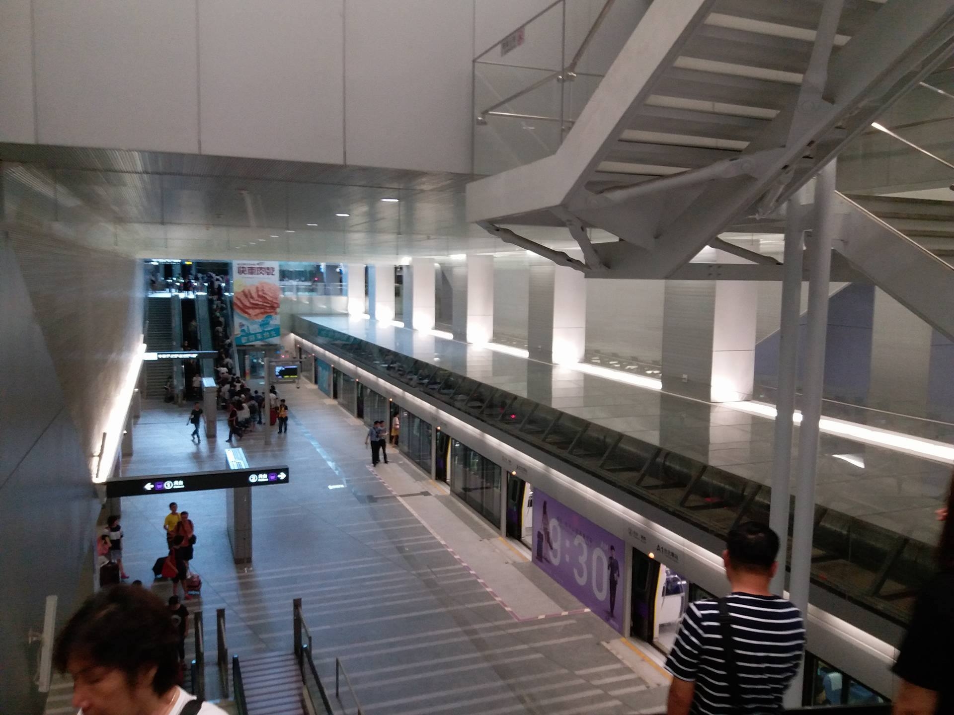 台灣地鐵的格局真係有啲似日本feel， 整個車站都係用灰色的牆製造。