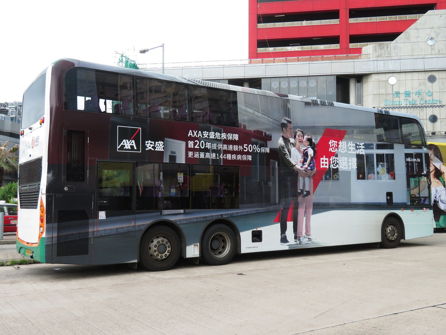 保險公司呢款「破天方」用整幅圖案, 套落12.8m車身上, 甚是壯觀