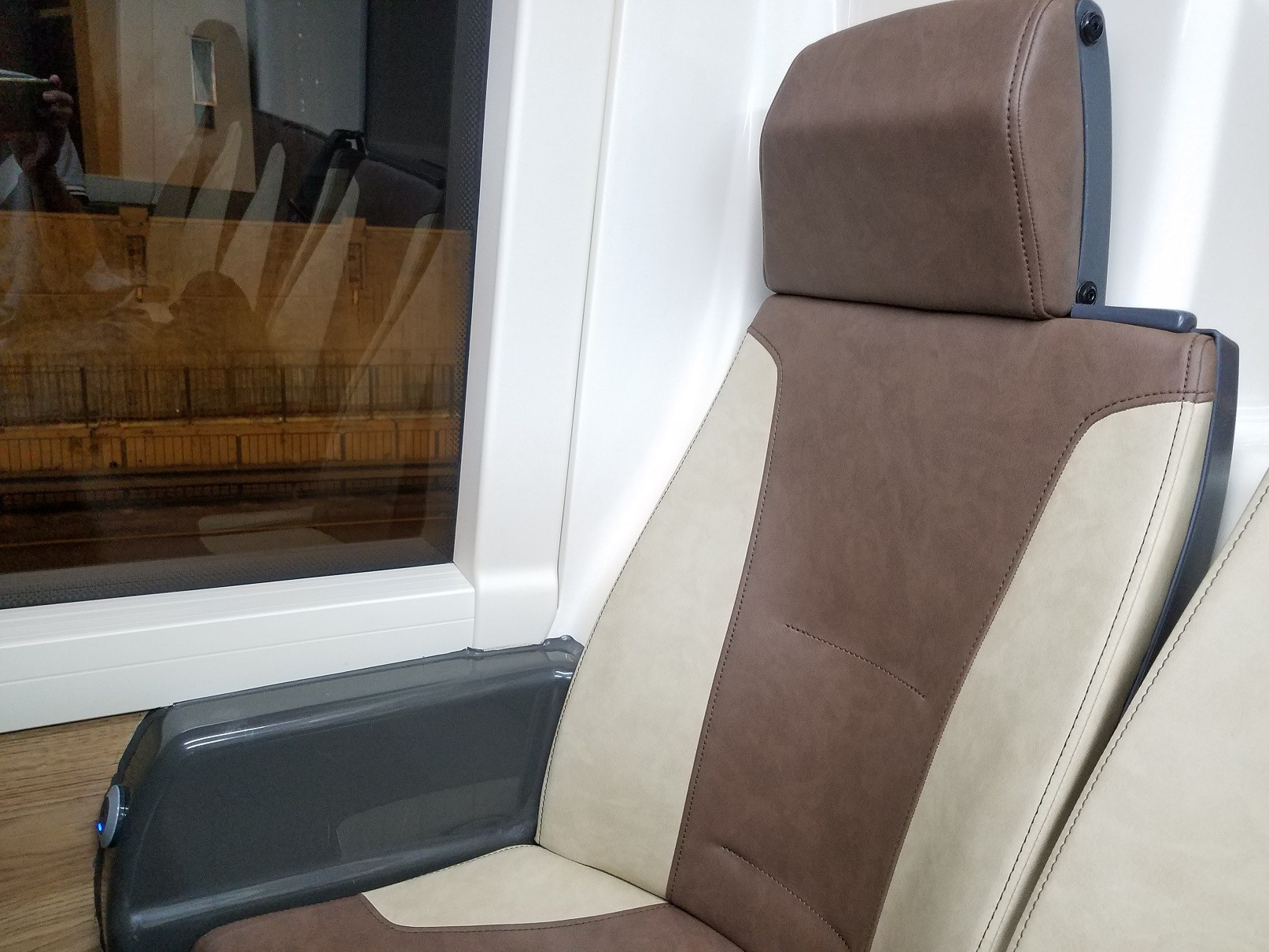 紅Facelift上層車尾USB充電位置擺位