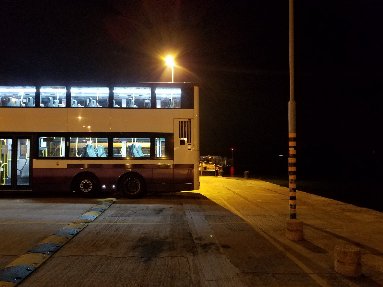 愉景灣遊艇徑停車位後面就係海....