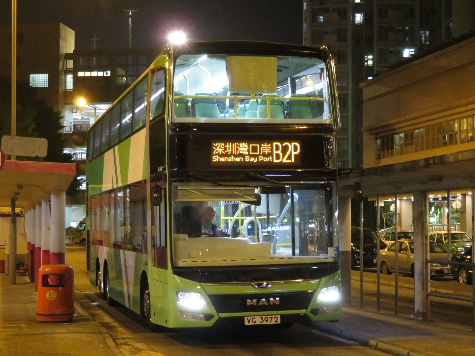 車廂內燈依然係白色