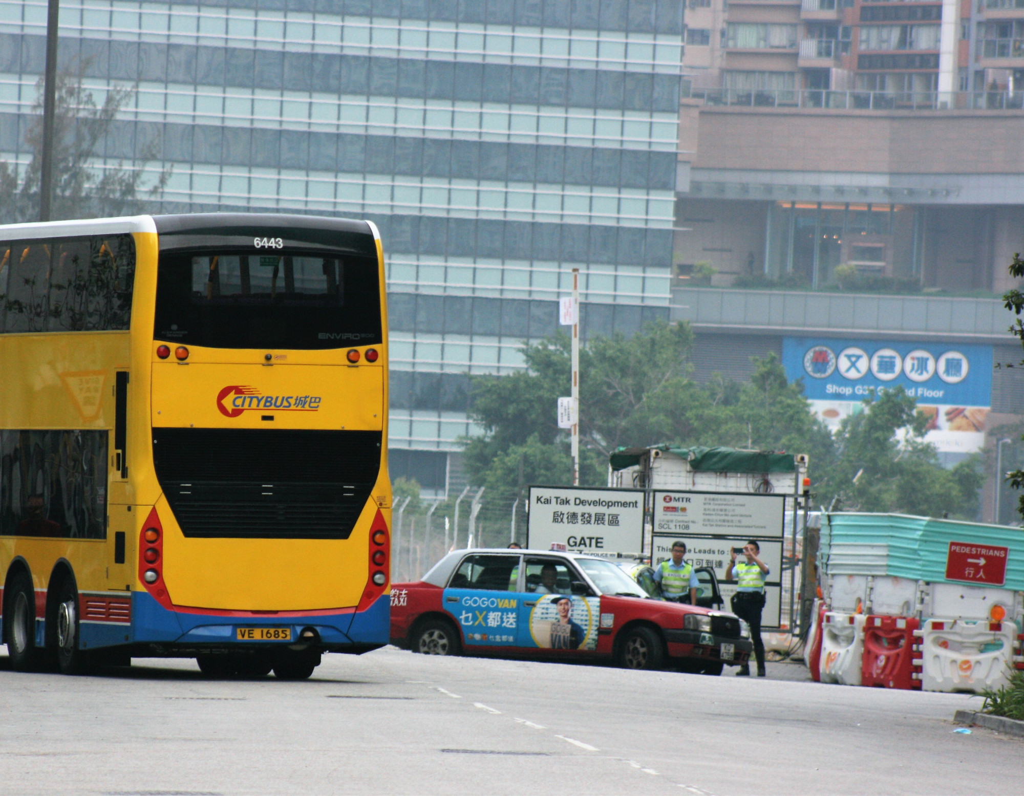 現場有警察處理違泊車輛，以便巴士轉彎