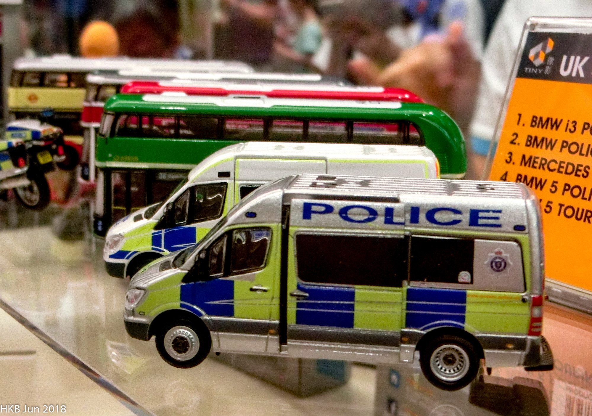 英國警察車（前） 綠色Routemaster（後）