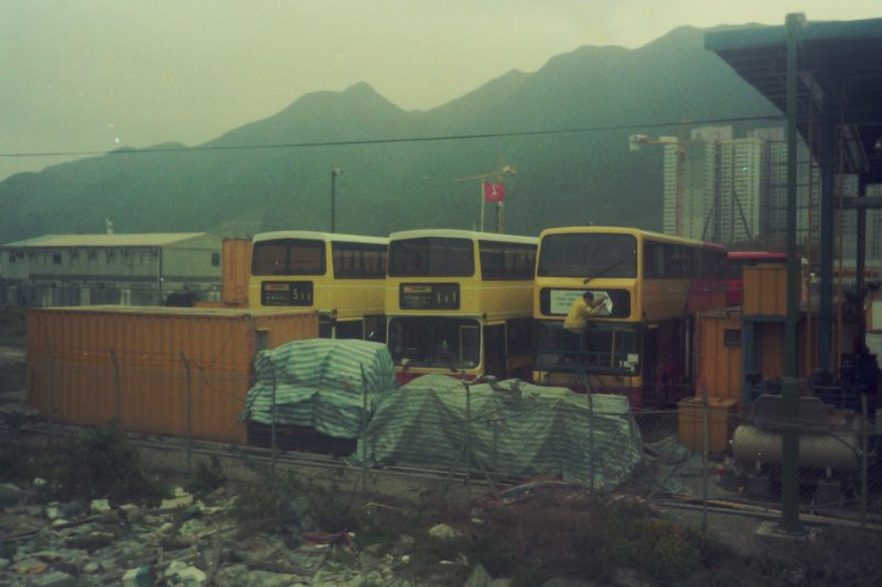 c_girlbus_1_1.jpg