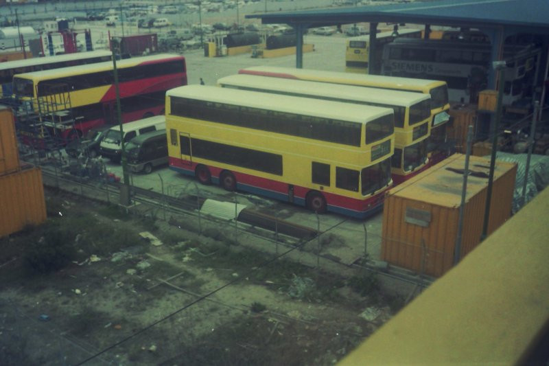 c_girlbus_2_1.jpg