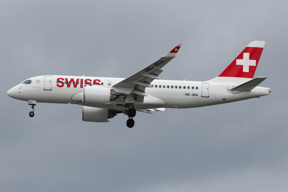 HB-JBA_Bombardier_CS-100_Swiss_(35514229106) (1).jpg
