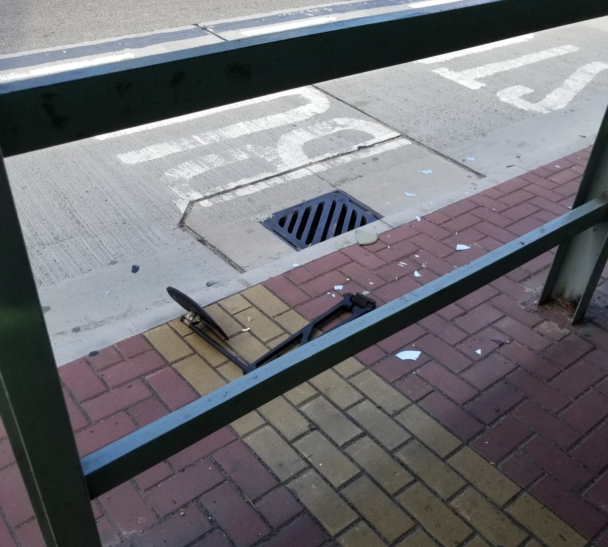 左鏡整個跌在路旁