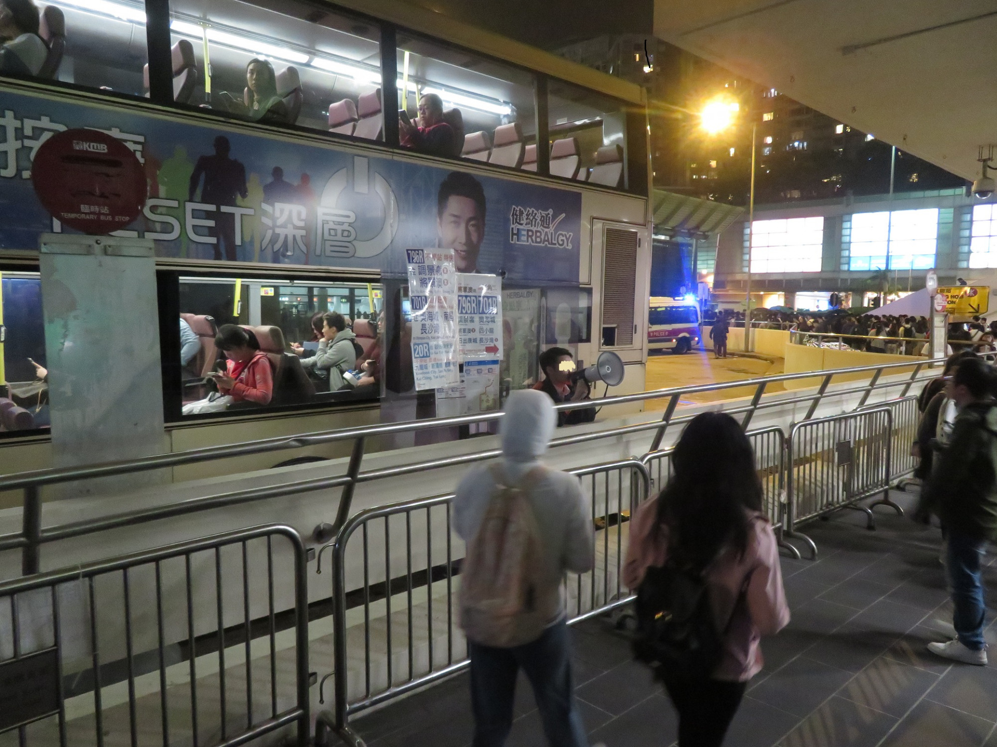 城新宣傳方式: 紙牌+大聲公