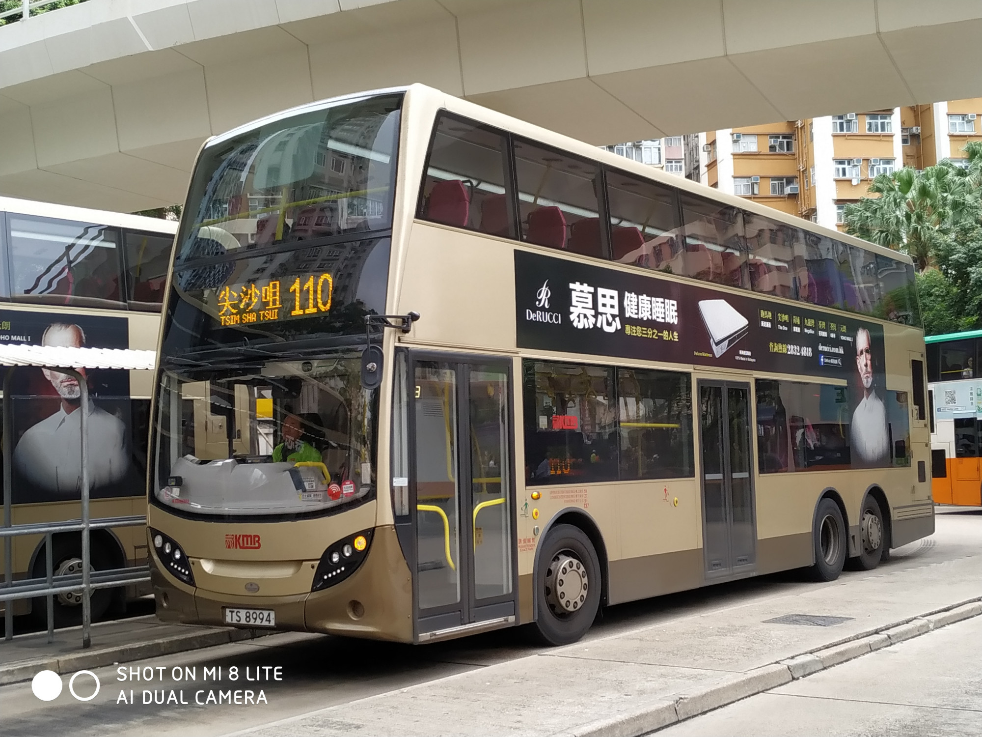 TS8994110.jpg