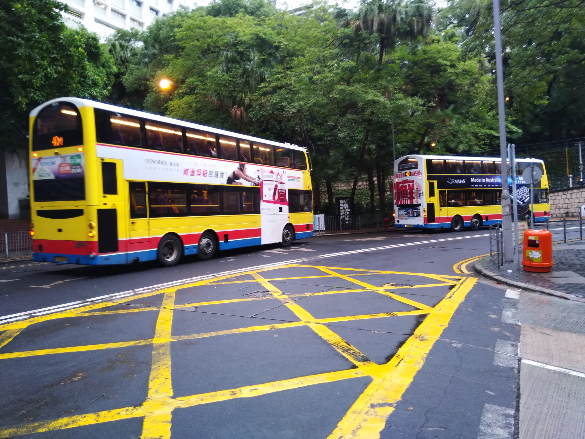 Hong Kong bus 40 bunching.jpg
