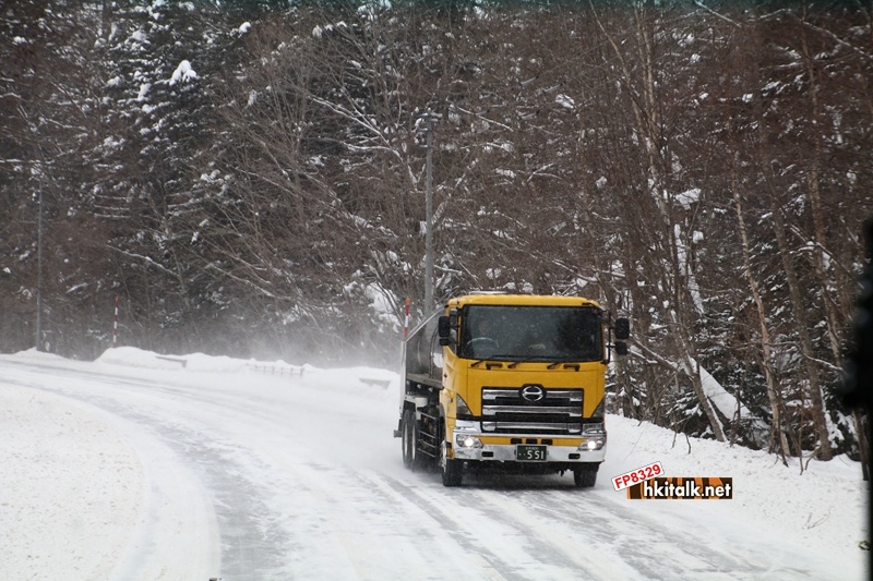 北海道雪地下Hino貨車.JPG