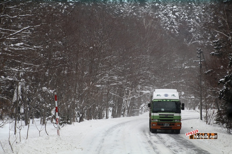 在北海道雪地下行走的UD貨車.JPG