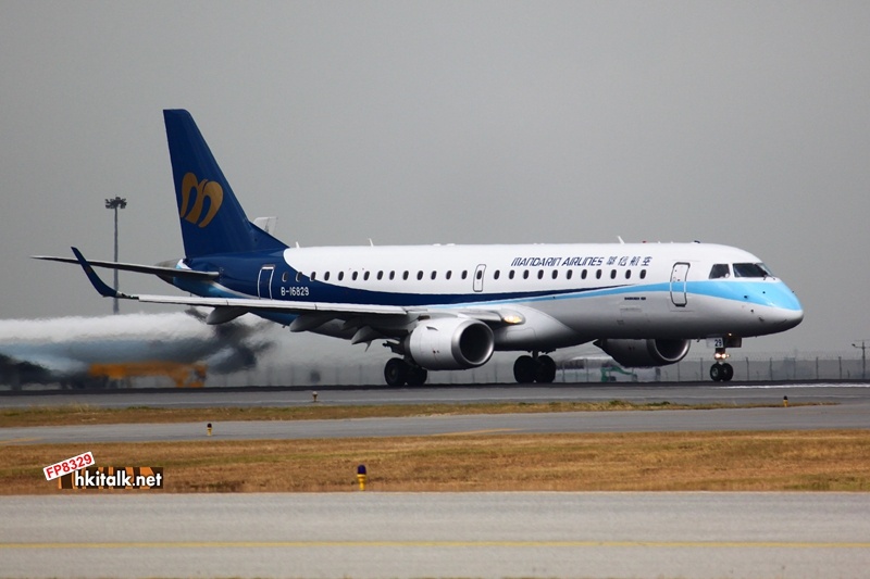 Mandarin Airlines B16829  Embraer ERJ-190AR.JPG