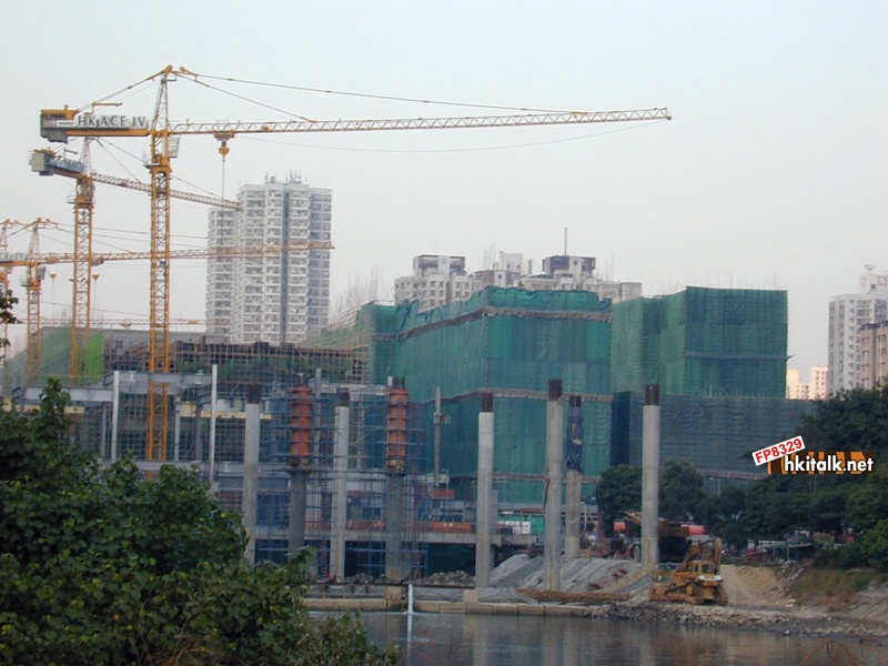拆卸中的新發邨與興建中的屯門站.JPG