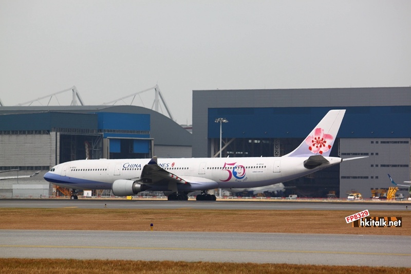China Airlines B18312  Airbus A330-302  50週年塗裝 (2).JPG