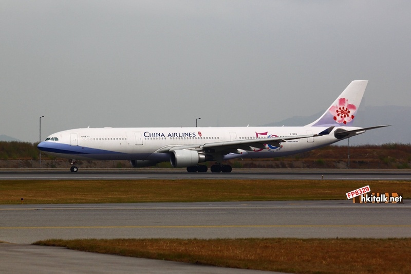 China Airlines B18312  Airbus A330-302  50週年塗裝 (1).JPG