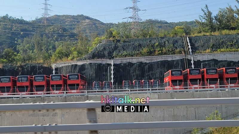 停泊在屯赤隧道新車廠A廠的九巴 龍運新車 (7).jpeg