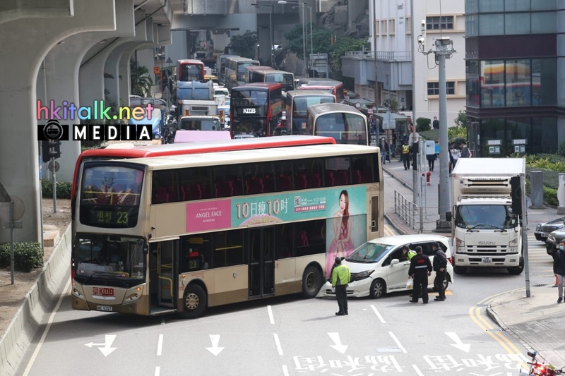 ATE238 (ME9327) 在觀塘法院外與私家車相撞  (2).jpeg