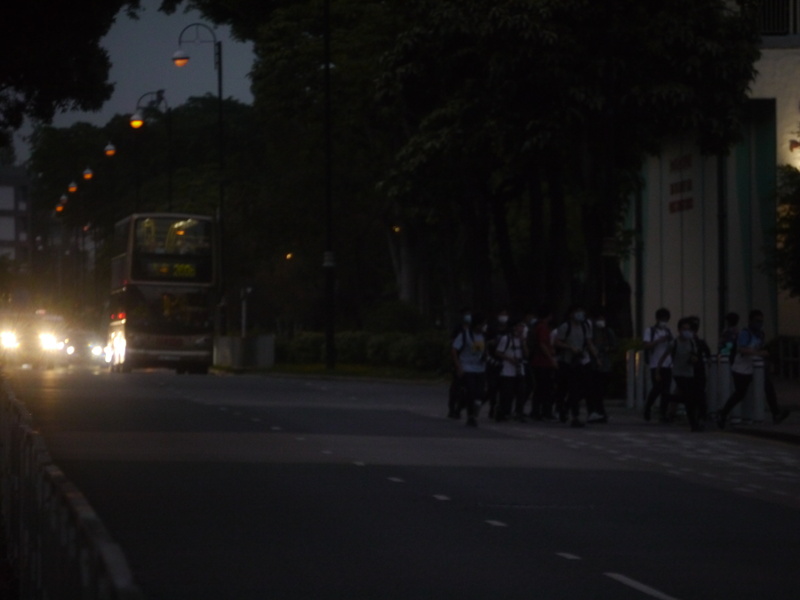 更有人為較佳拍攝角度站出馬路,幸好當時沒有車輛經過