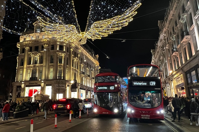 London Oxford Circus 聖誕燈飾下的巴士 (22).jpg