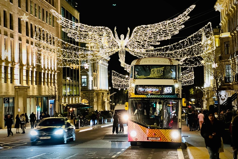 London Oxford Circus 聖誕燈飾下的巴士 (25).jpg