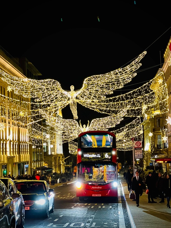 London Oxford Circus 聖誕燈飾下的巴士 (24).jpg