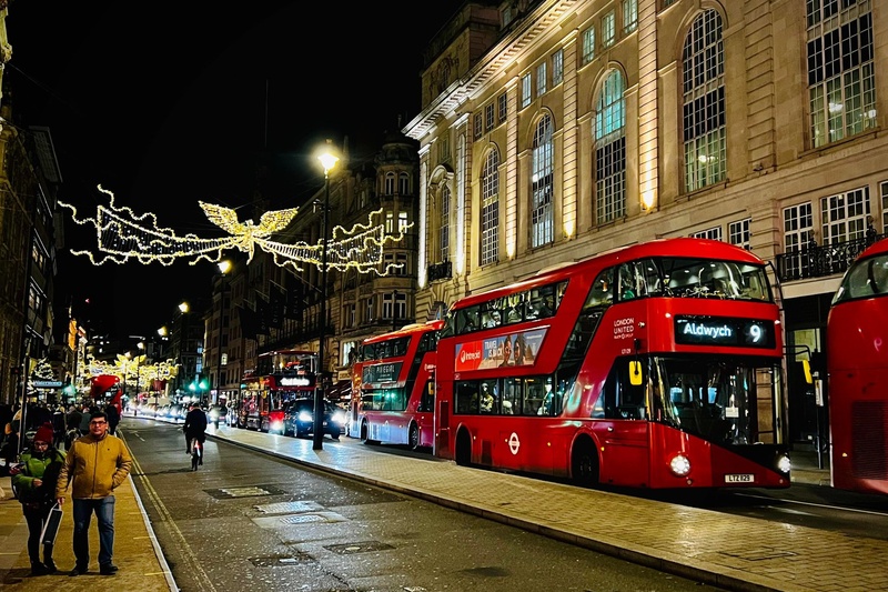 London Oxford Circus 聖誕燈飾下的巴士 (23).jpg