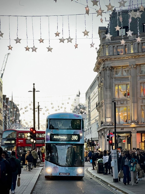 London Oxford Circus 聖誕燈飾下的巴士 (3).jpg