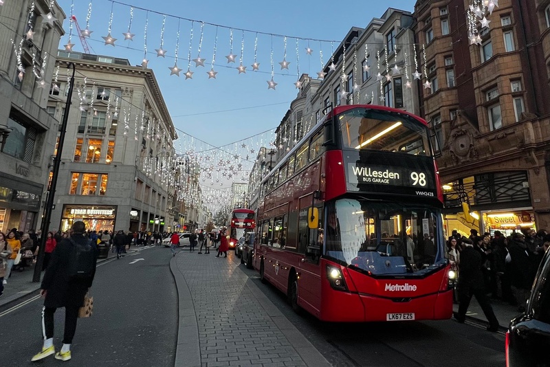 London Oxford Circus 聖誕燈飾下的巴士 (2).jpg