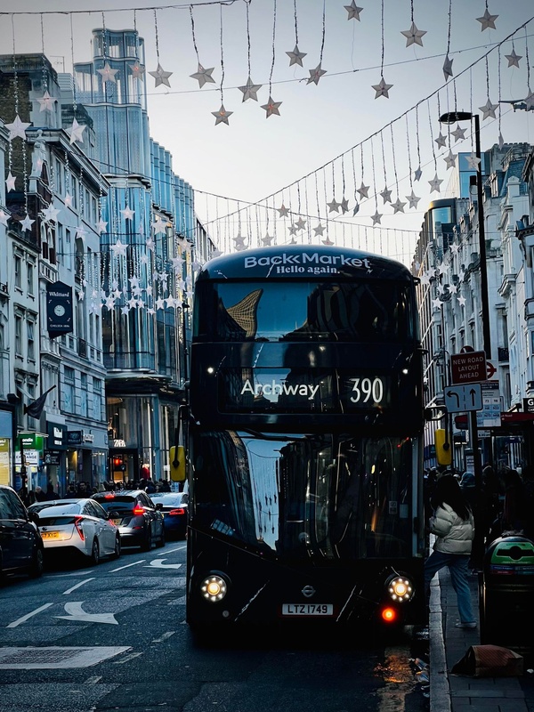 London Oxford Circus 聖誕燈飾下的巴士 (1).jpg
