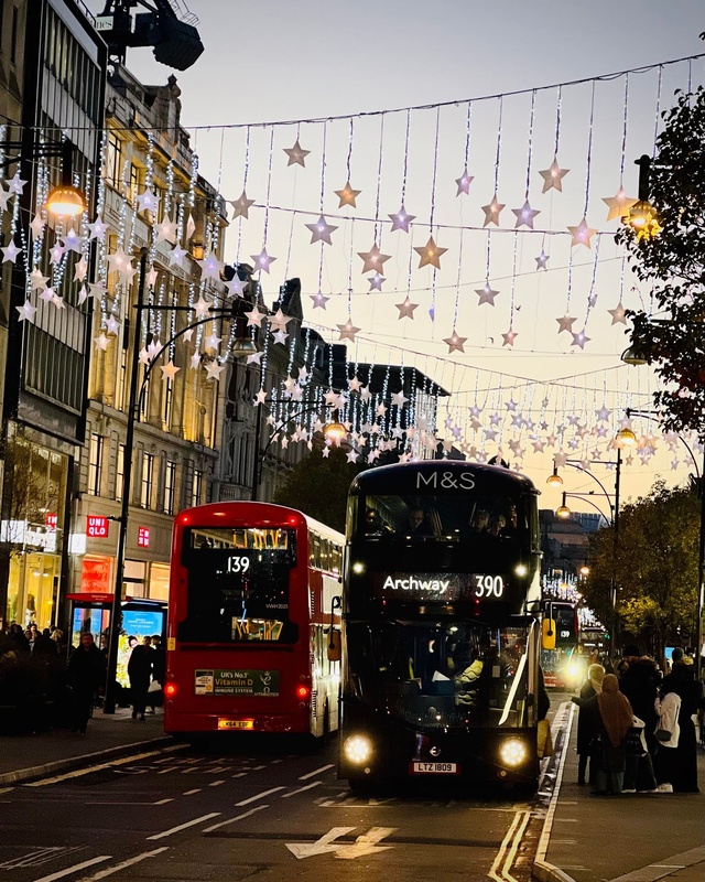 London Oxford Circus 聖誕燈飾下的巴士 (5).jpg