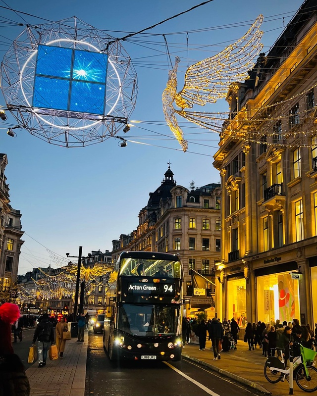 London Oxford Circus 聖誕燈飾下的巴士 (4).jpg