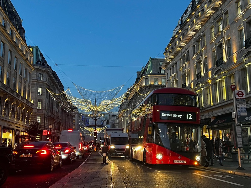 London Oxford Circus 聖誕燈飾下的巴士 (7).jpg