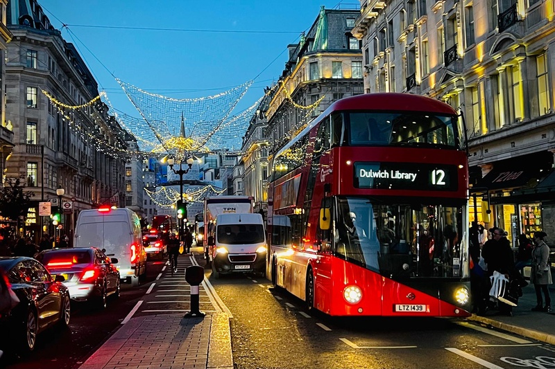 London Oxford Circus 聖誕燈飾下的巴士 (6).jpg