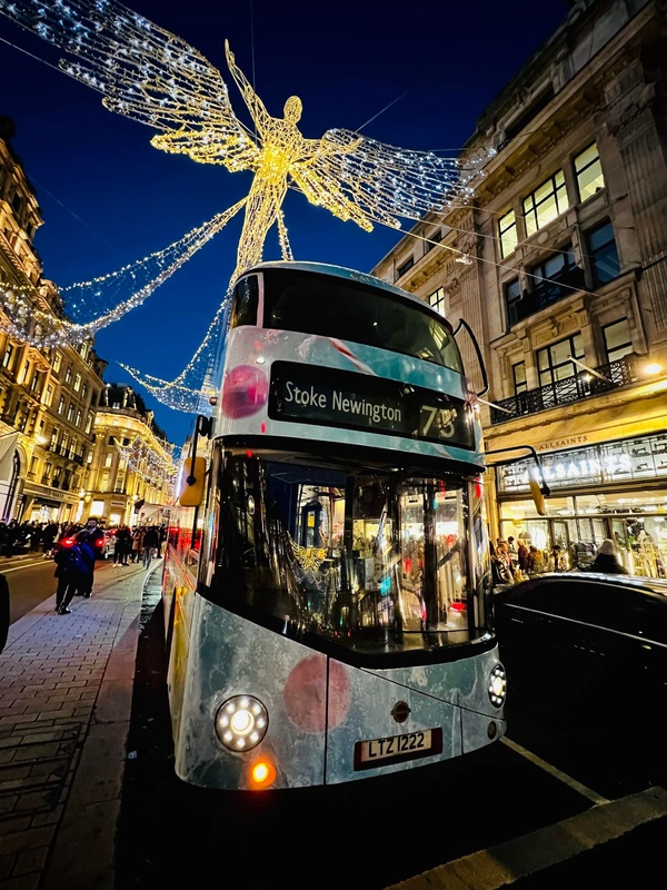 London Oxford Circus 聖誕燈飾下的巴士 (8).jpg