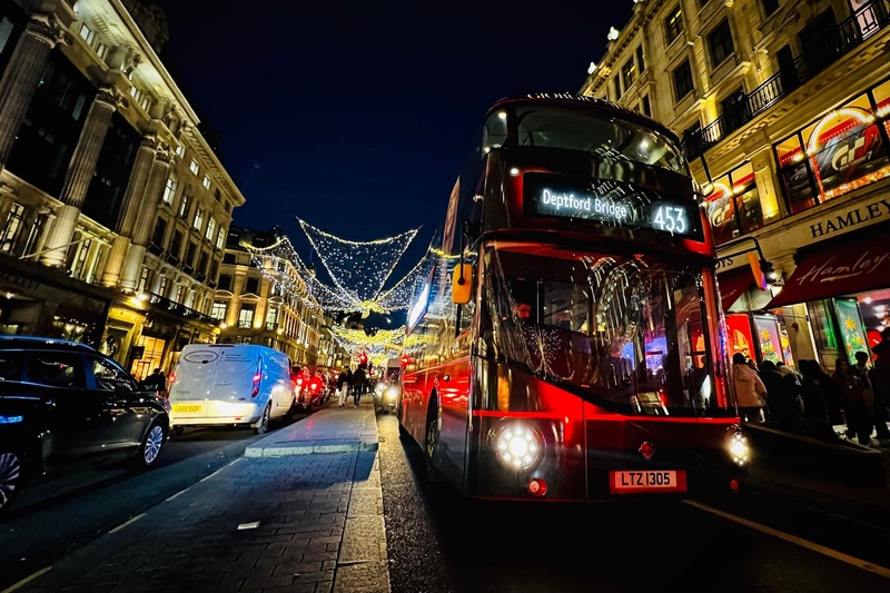 London Oxford Circus 聖誕燈飾下的巴士 (9).jpg